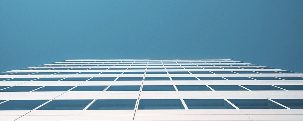 Edificio visto desde abajo con un cielo azul